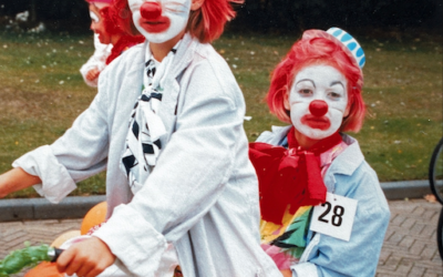 Esther gaat als clown door het leven?